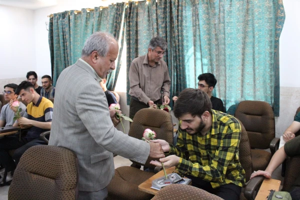 همزمان با آغاز سال تحصیلی در دانشگاه فرهنگیان استان بوشهر؛
اهدای گل به دانشجومعلمان توسط رئیس دانشگاه در کلاس های درس پردیس ها 4