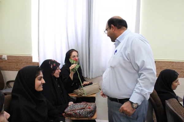 همزمان با آغاز سال تحصیلی در دانشگاه فرهنگیان استان بوشهر؛
اهدای گل به دانشجومعلمان توسط رئیس دانشگاه در کلاس های درس پردیس ها 5