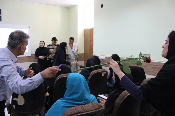 همزمان با آغاز سال تحصیلی در دانشگاه فرهنگیان استان بوشهر؛
اهدای گل به دانشجومعلمان توسط رئیس دانشگاه در کلاس های درس پردیس ها 6