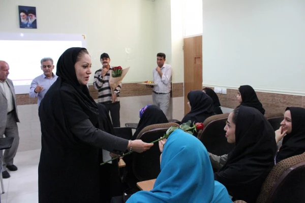 همزمان با آغاز سال تحصیلی در دانشگاه فرهنگیان استان بوشهر؛
اهدای گل به دانشجومعلمان توسط رئیس دانشگاه در کلاس های درس پردیس ها 7