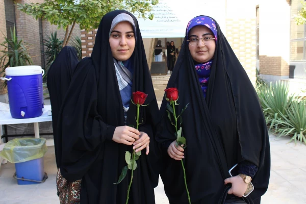 همزمان با آغاز سال تحصیلی در دانشگاه فرهنگیان استان بوشهر؛
اهدای گل به دانشجومعلمان توسط رئیس دانشگاه در کلاس های درس پردیس ها 9