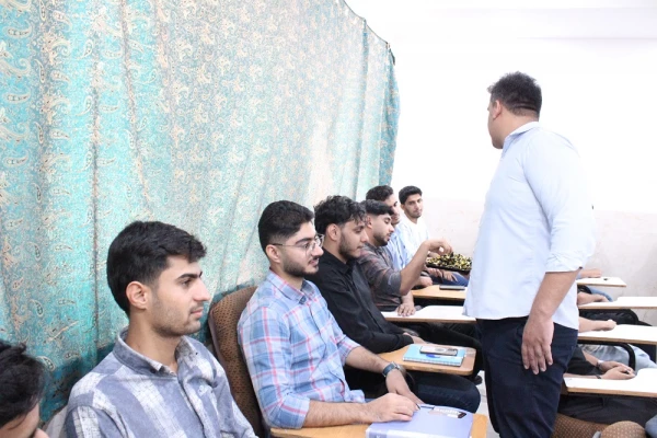 همزمان با آغاز سال تحصیلی در دانشگاه فرهنگیان استان بوشهر؛
اهدای گل به دانشجومعلمان توسط رئیس دانشگاه در کلاس های درس پردیس ها 11