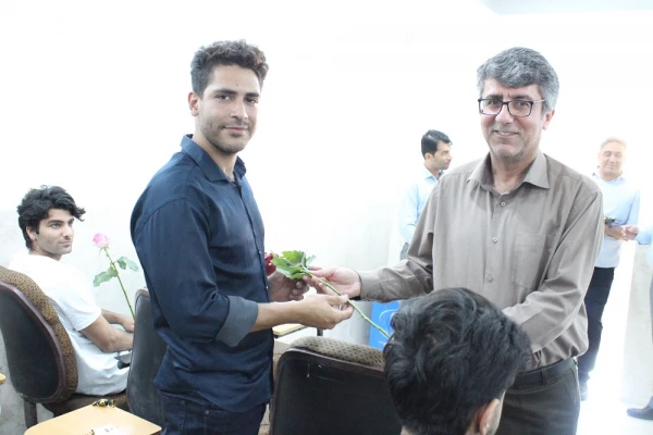 همزمان با آغاز سال تحصیلی در دانشگاه فرهنگیان استان بوشهر؛
اهدای گل به دانشجومعلمان توسط رئیس دانشگاه در کلاس های درس پردیس ها 12