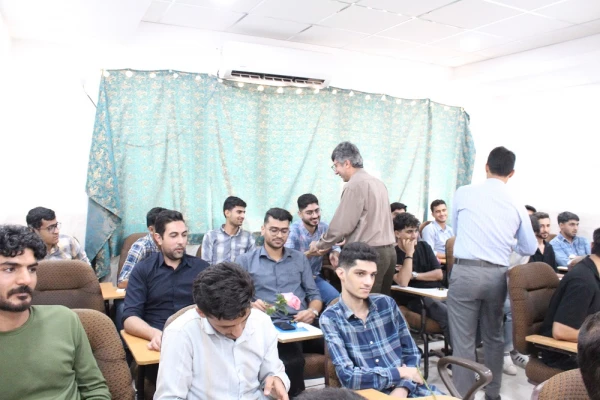 همزمان با آغاز سال تحصیلی در دانشگاه فرهنگیان استان بوشهر؛
اهدای گل به دانشجومعلمان توسط رئیس دانشگاه در کلاس های درس پردیس ها 13