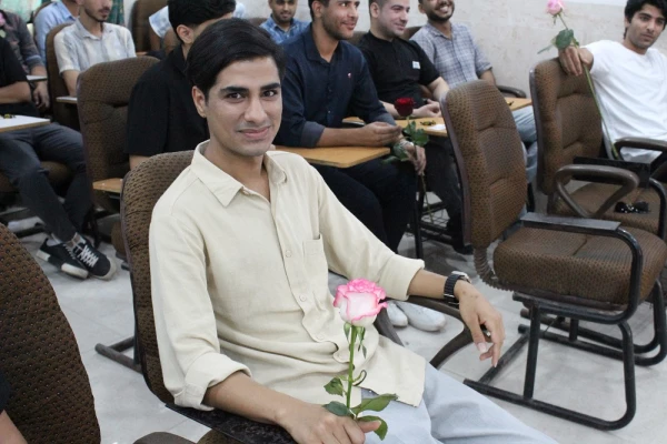 همزمان با آغاز سال تحصیلی در دانشگاه فرهنگیان استان بوشهر؛
اهدای گل به دانشجومعلمان توسط رئیس دانشگاه در کلاس های درس پردیس ها 14