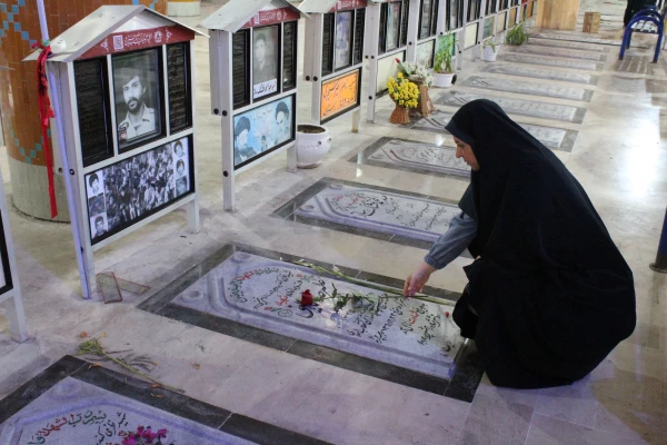 با حضور در گلزار شهدای بهشت صادق بوشهر:
تجدید میثاق مسئولان و کارکنان دانشگاه فرهنگیان استان بوشهر با آرمان های امام (ره) و شهیدان انقلاب اسلامی 4