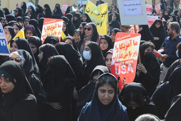 با حضور باشکوه رئیس، مسئولان، کارکنان، اساتید و دانشجومعلمان دانشگاه فرهنگیان استان بوشهر؛
راهپیمایی 13 آبان در بوشهر برگزار شد 5