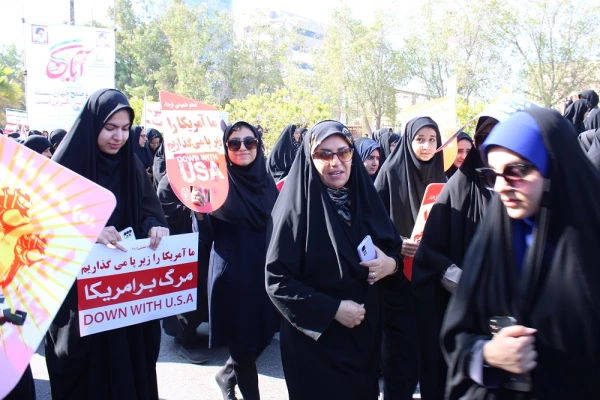 با حضور باشکوه رئیس، مسئولان، کارکنان، اساتید و دانشجومعلمان دانشگاه فرهنگیان استان بوشهر؛
راهپیمایی 13 آبان در بوشهر برگزار شد 6